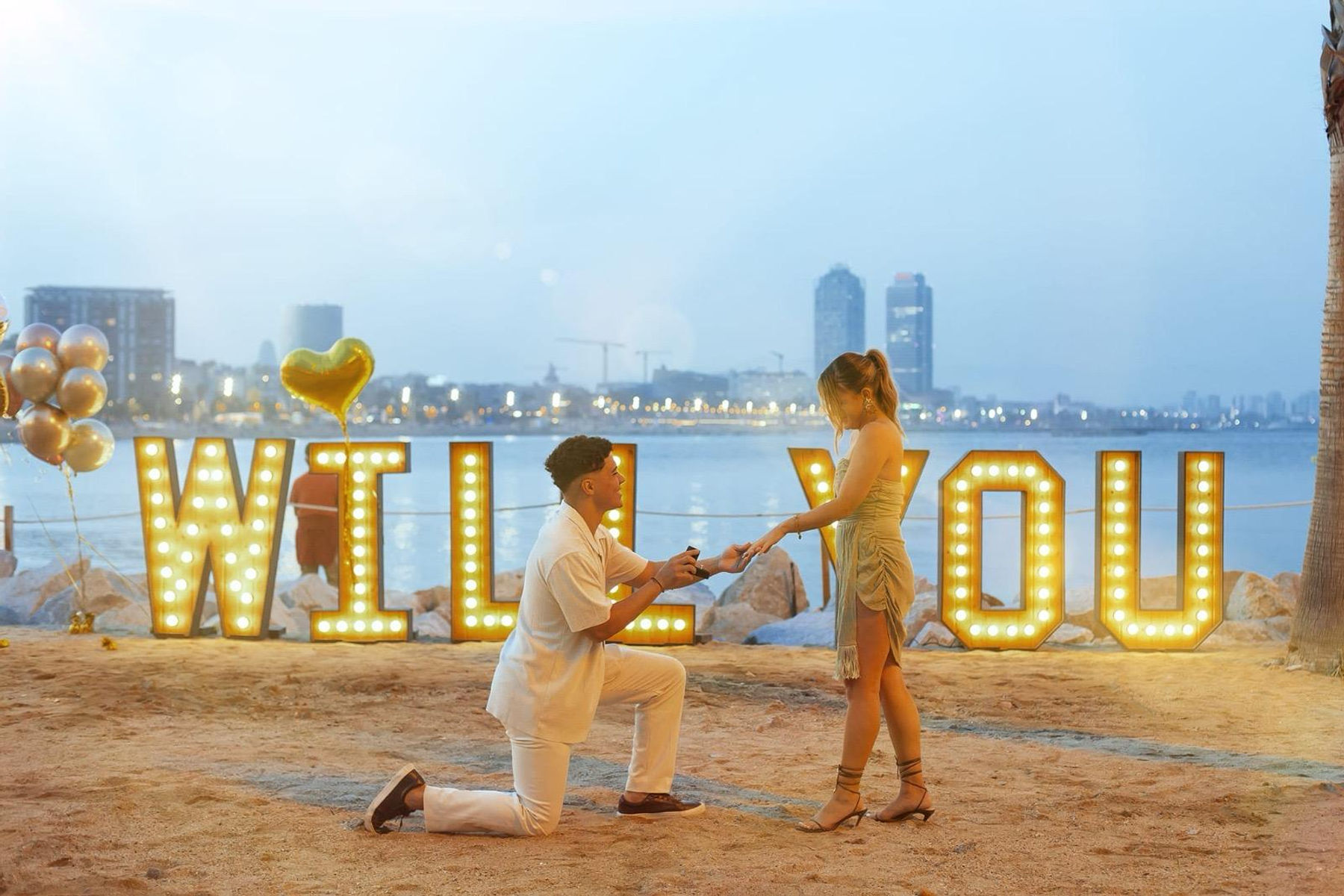 Proposal photoshoot Barcelona park — Agape Weddings