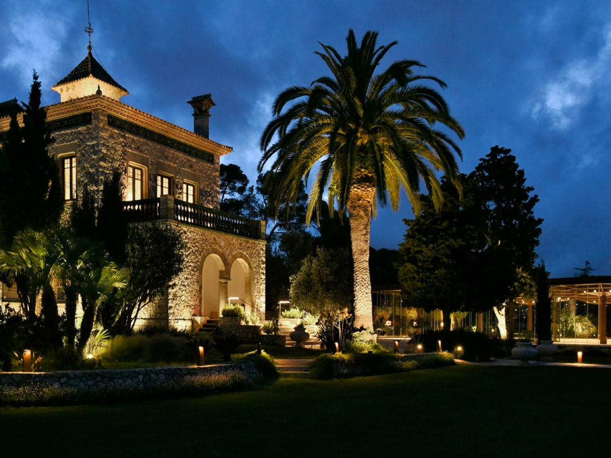 Xalet del Nin wedding venue limestone — Agape Weddings Barcelona