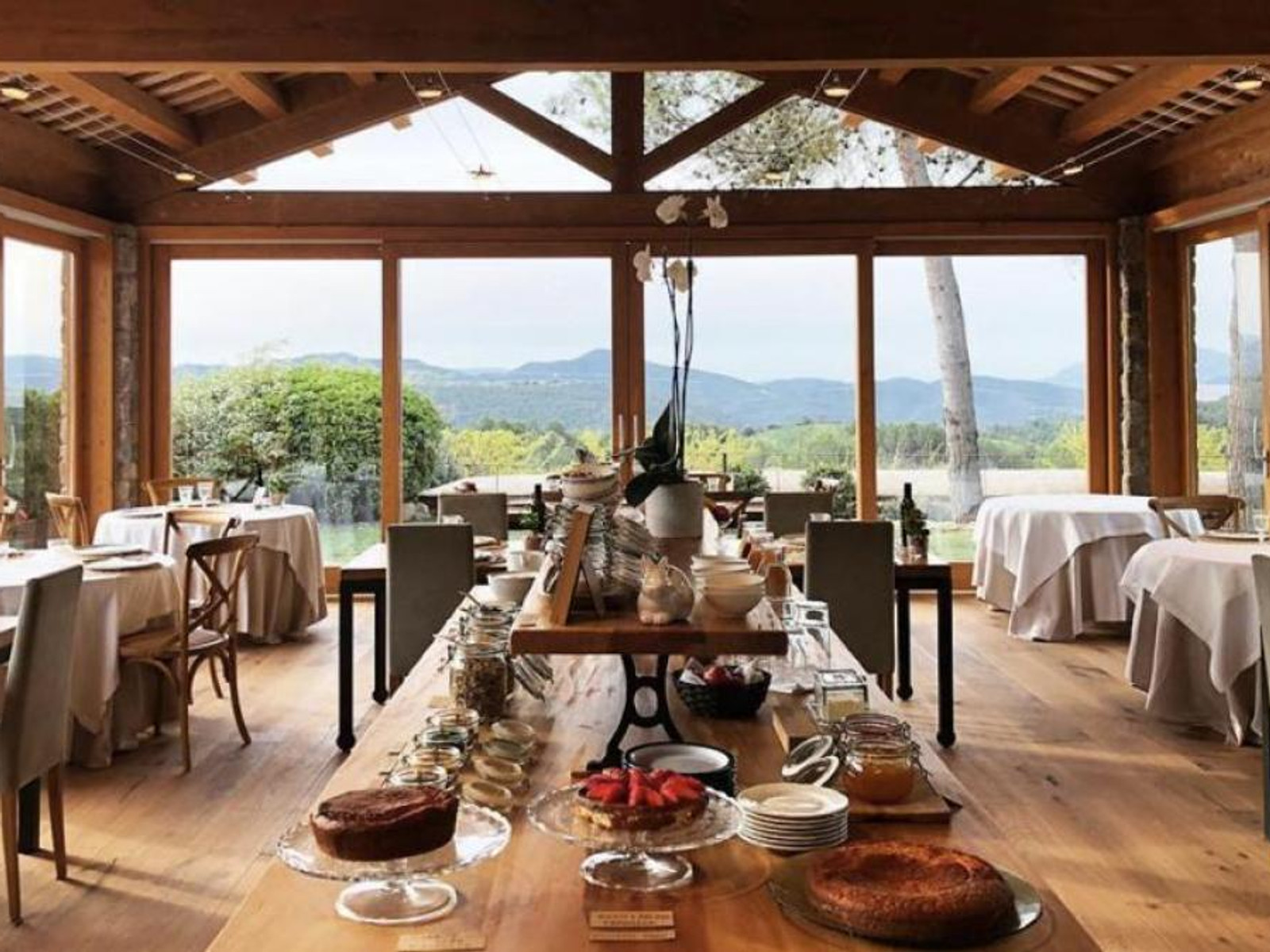 Elegant countryside luxury wedding venue near Barcelona with scenic garden setting