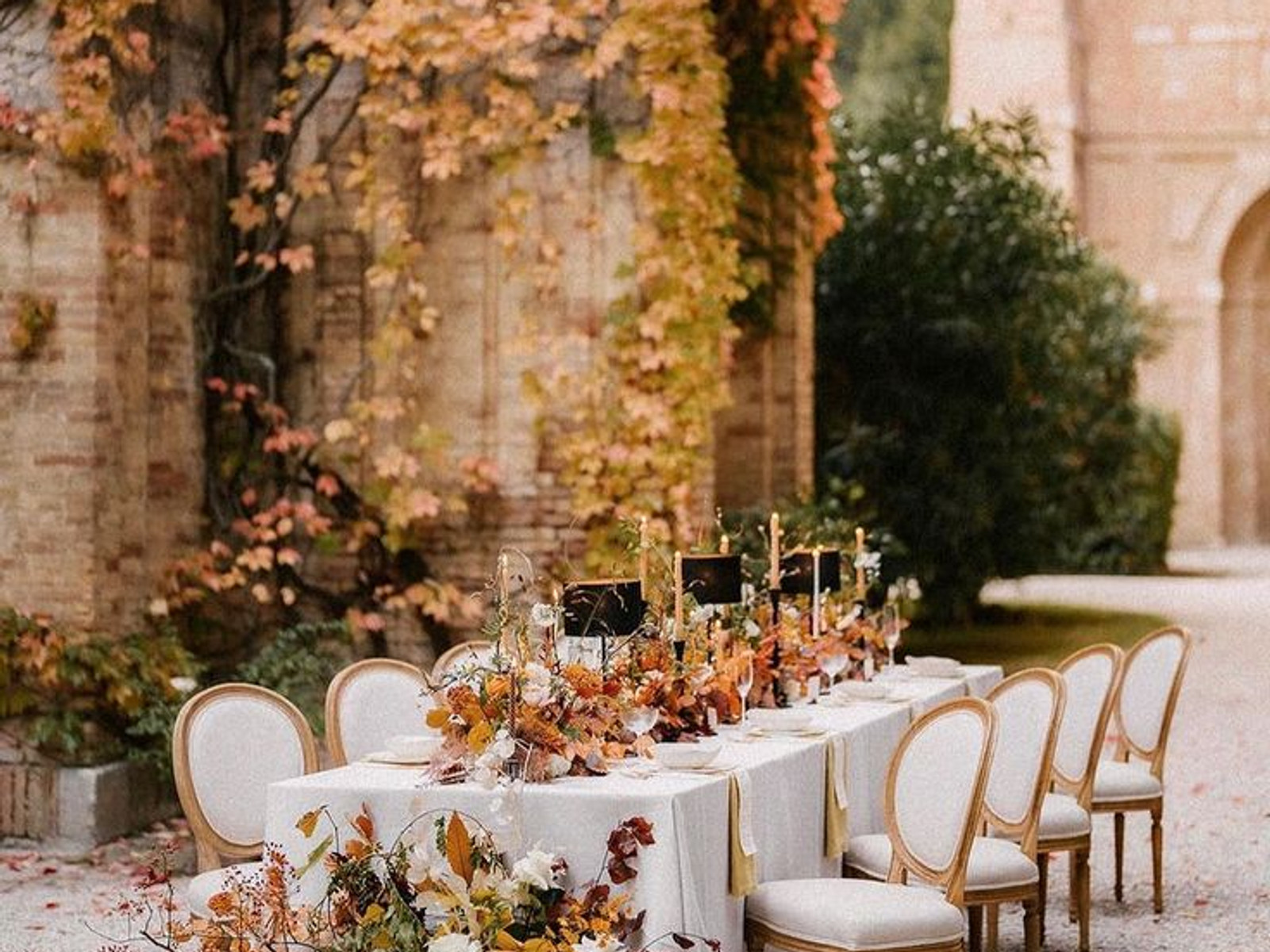 Elegant autumn wedding ceremony in Barcelona with warm seasonal florals and décor