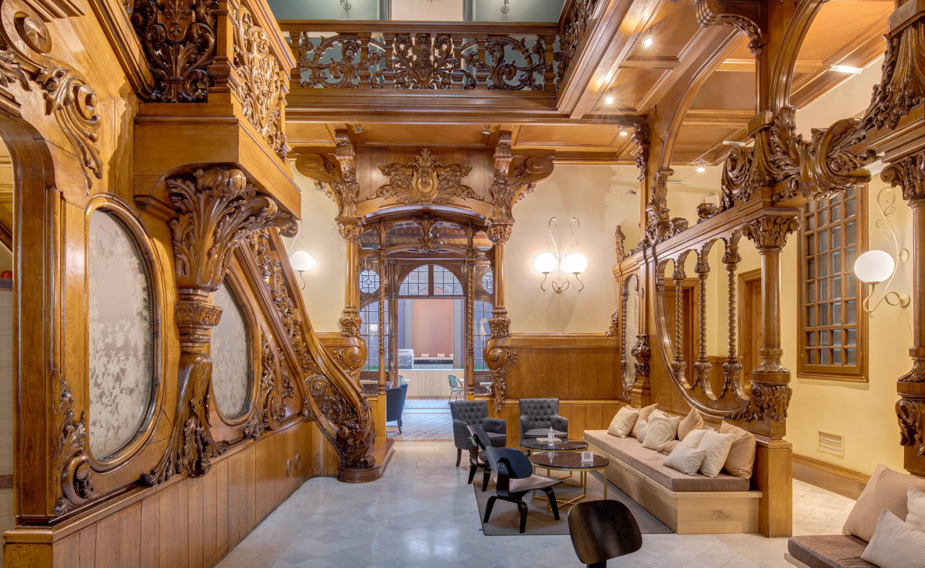 Elegant Barcelona luxury wedding reception venue with sophisticated décor and ambient lighting