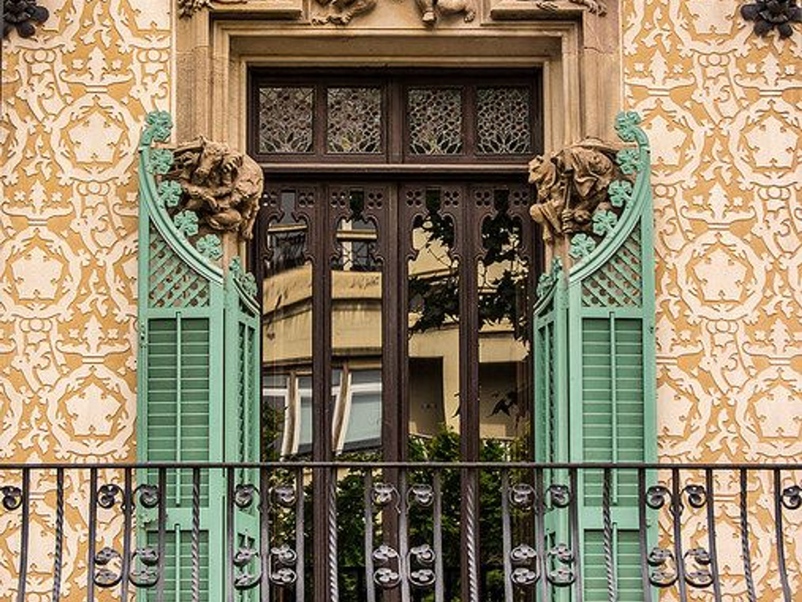 Elegant luxury wedding reception venue in Barcelona with sophisticated decor and ambiance