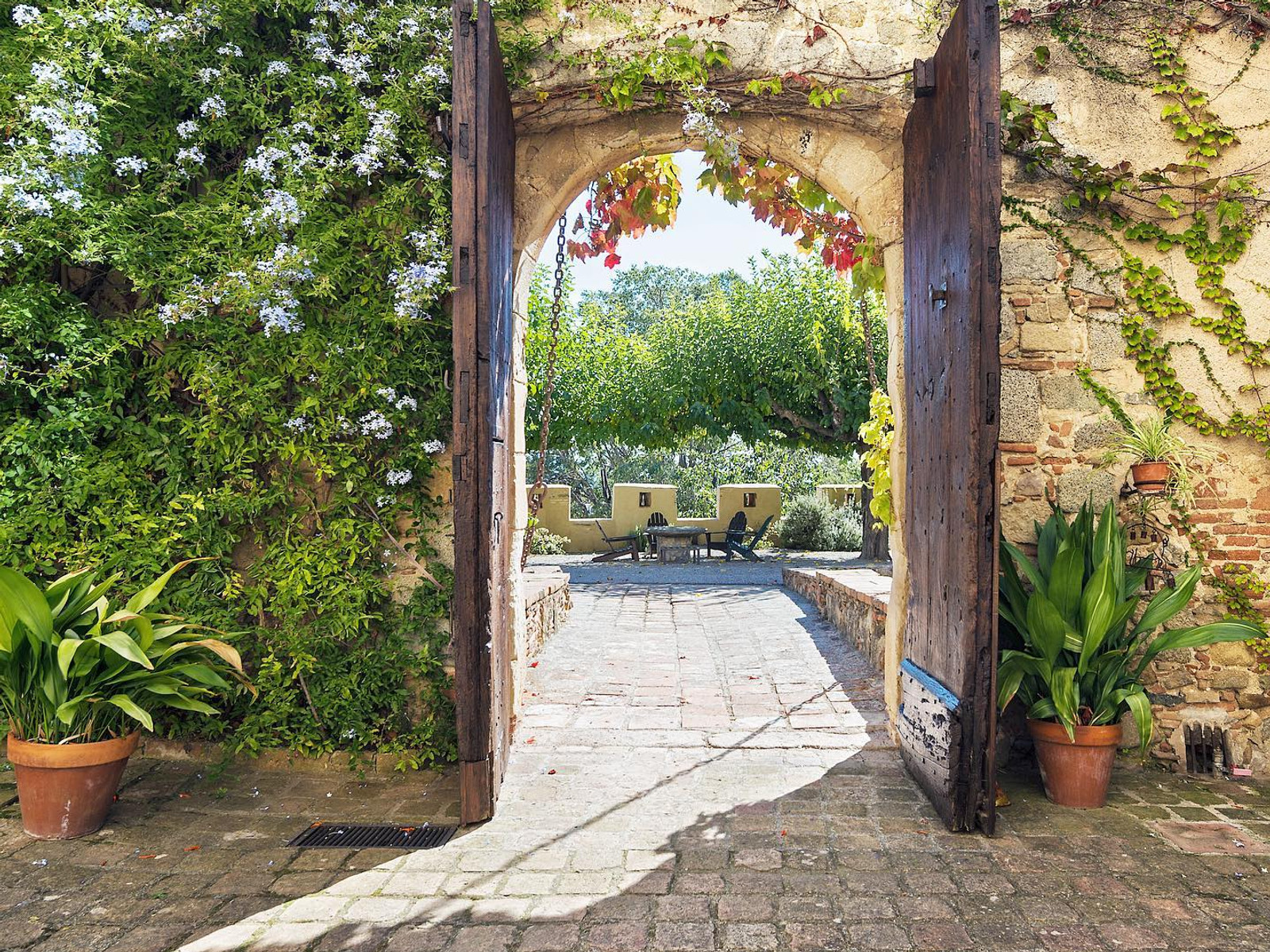 Discover the Beauty of Castillo de Vilassar: A Complete Wedding Guide and Cost Breakdown