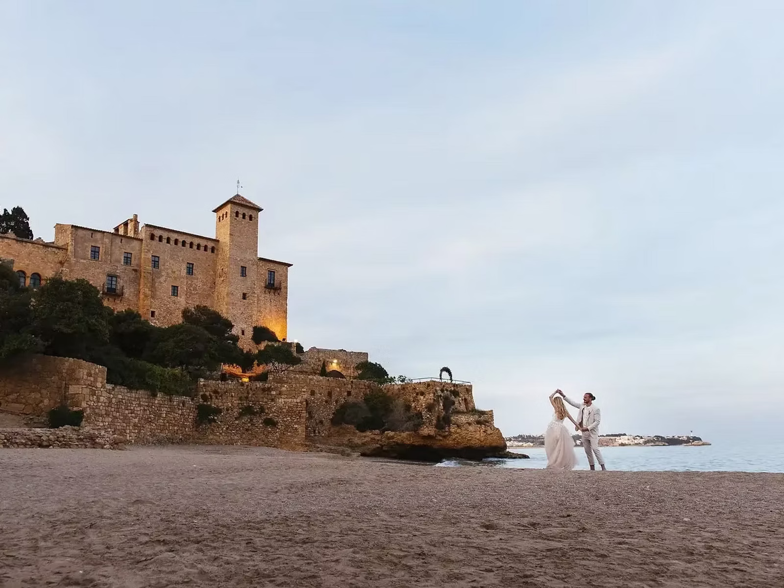 Best Wedding Venues in Barcelona for American Couples : Castillo de Tamarit