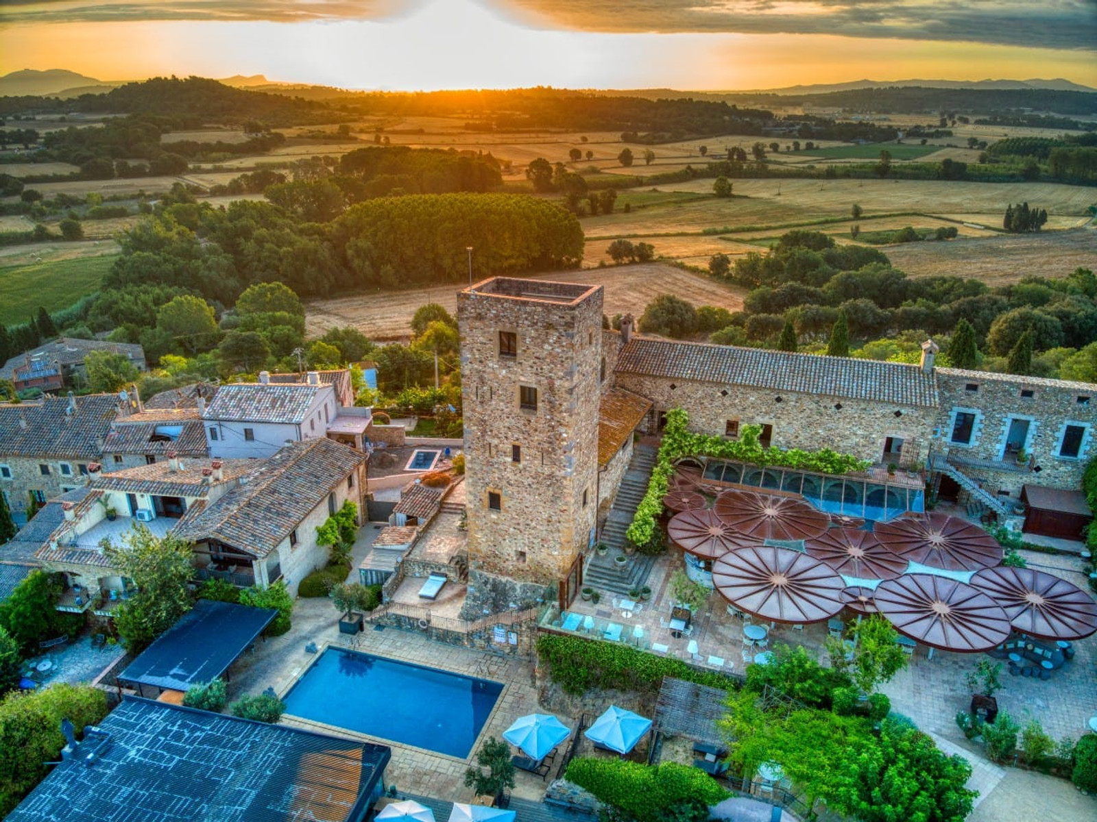 The Best Wedding Venues with Accommodation Near Barcelona : Castell Emporda